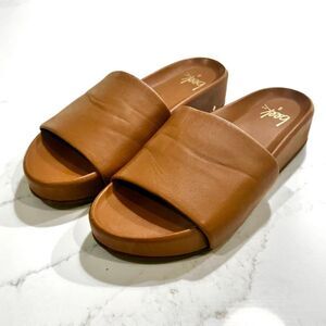 BEEK Pelican Leather Platform Slide Sandals in Honey. Size 8.